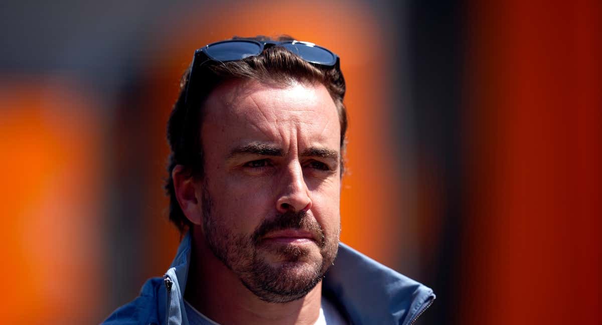 Fernando Alonso llegando al paddock de Imola. /David Davies/PA Wire/dpa