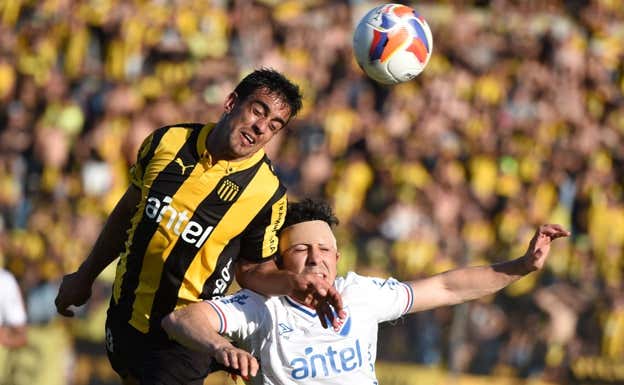 Diego Ifrán, con Peñarol, pugna por un balón aéreo. AFP