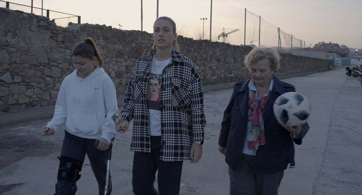 Viktoria Adrianova, Alexia Putellas y Carmen Arce 'Kubalita' durante el rodaje de la serie documental 'Campeonas'. /Rakuten TV