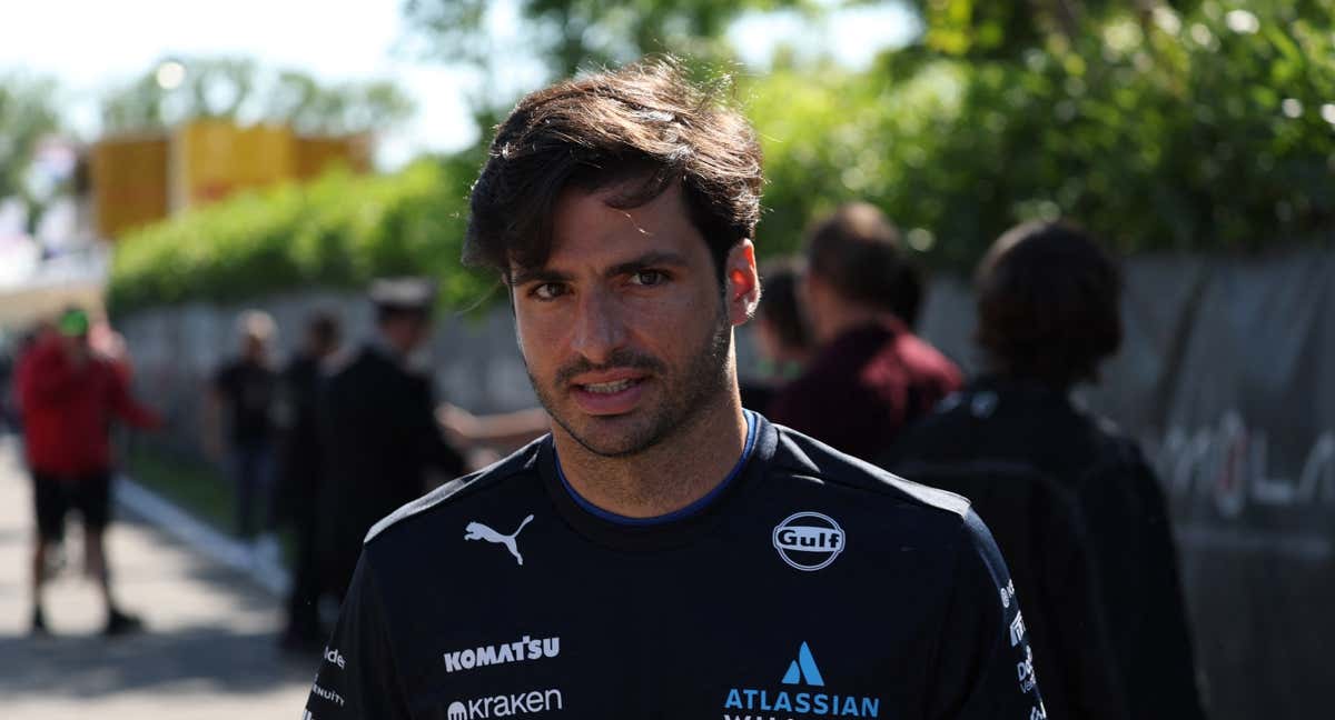 Carlos Sainz en el paddock de Imola. /REUTERS/Florion Goga