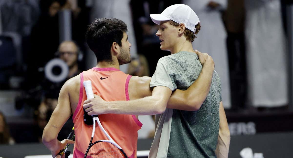 Jannik Sinner y Carlos Alcaraz se felicitan tras una exhibición en Riyad./Reuters