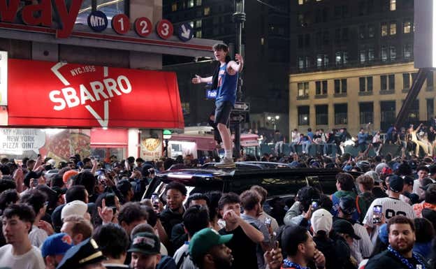 Los aficionados de los Knicks celebran el triunfo en las calles de Nueva York. AFP