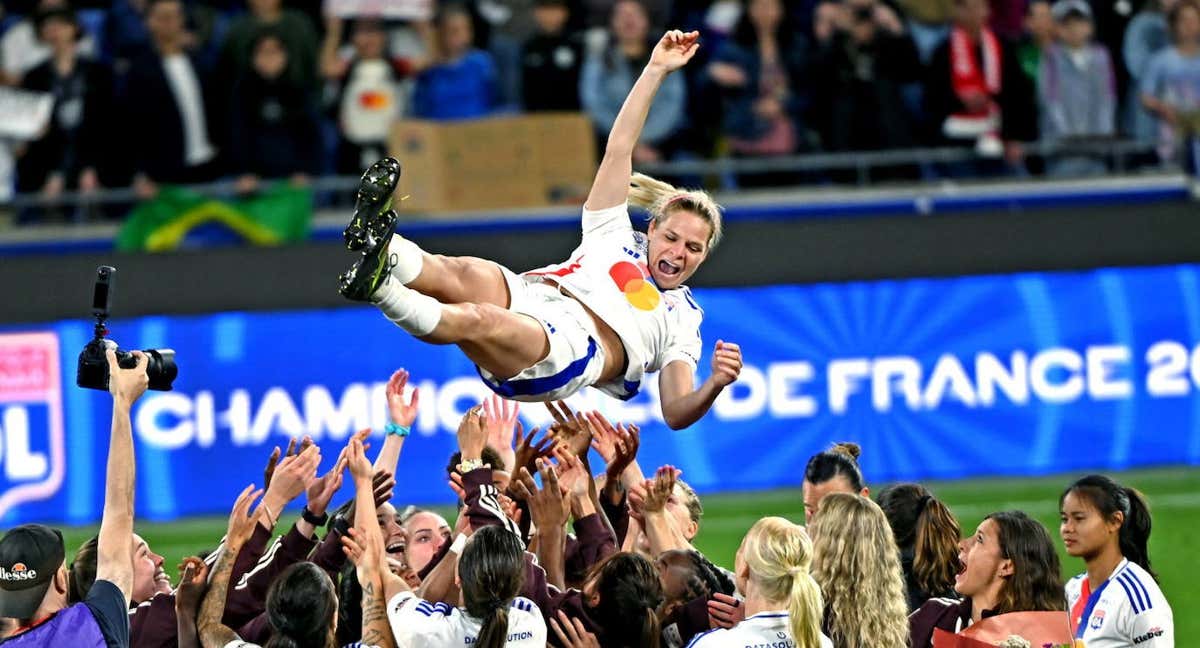 Las futbolistas del Olympique de Lyon mantean a Eugénie Le Sommer en su último partido con el equipo. /Getty