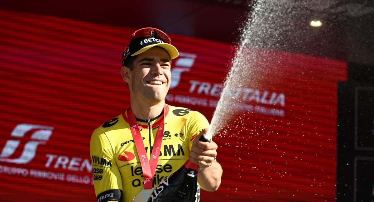Wout van Aert en el podio. /REUTERS/Jennifer Lorenzini