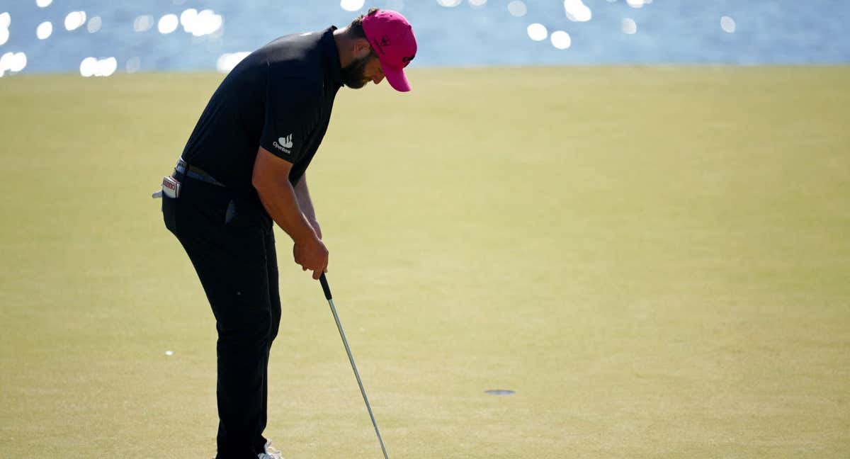 Rahm patea en el hoyo 14 del Quail Hollow, en la última jornada del PGA./Reuters