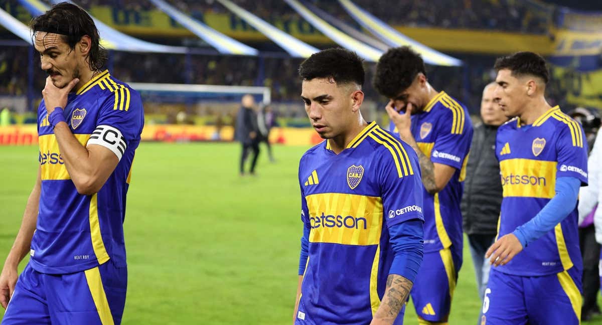Los jugadores de Boca Juniors, cabizbajos, tras perder contra Independiente./Reuters