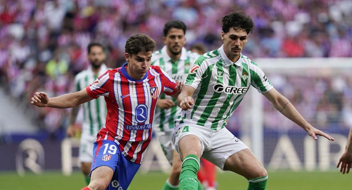 Johnny Cardoso lucha un balón con Julián Álvarez./Reuters