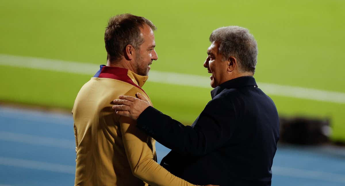Laporta se saluda con Flick. /EFE