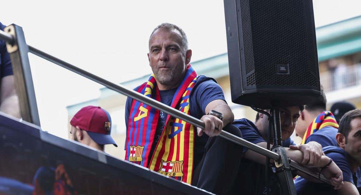 Flick, durante la rúa del Barça./AFP