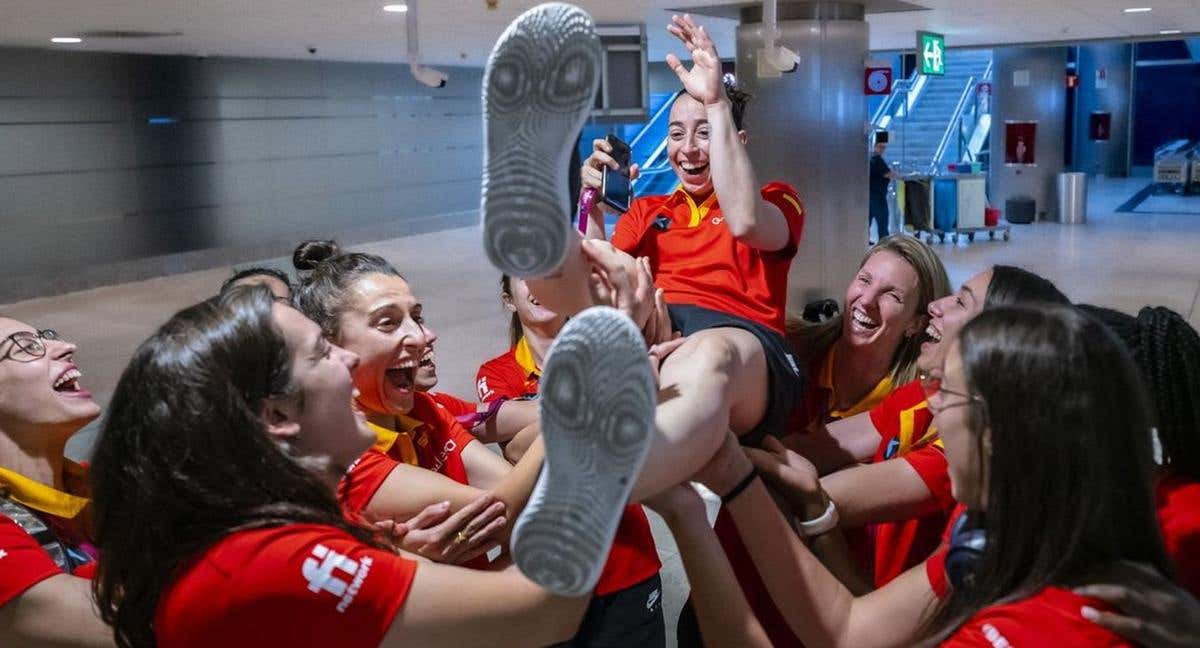 Silvia Domínguez es manteada por las compañeras de la Selección./FEB