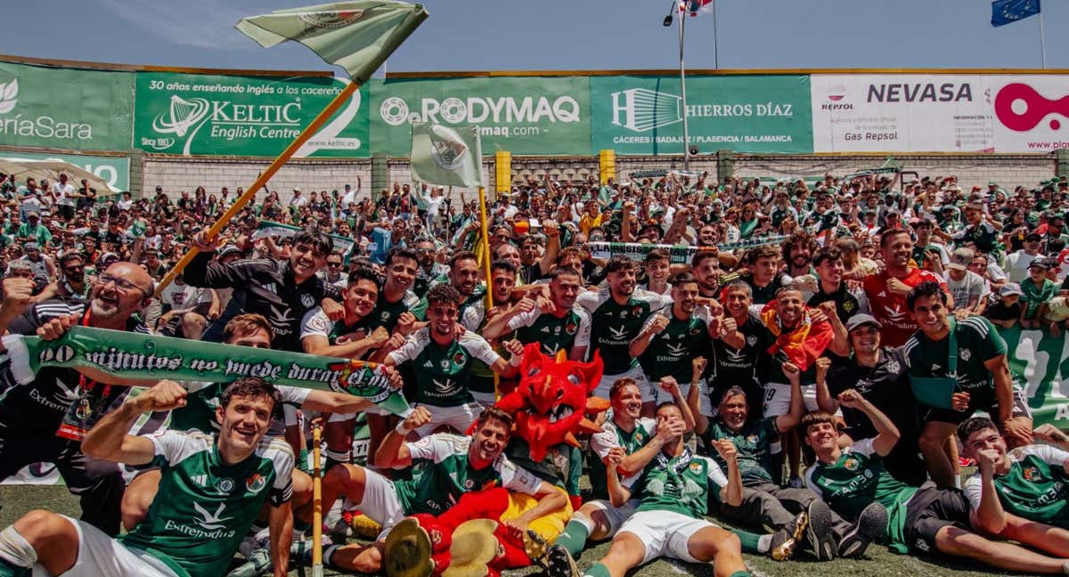Los jugadores del Cacereño celebran una victoria./CACEREÑO