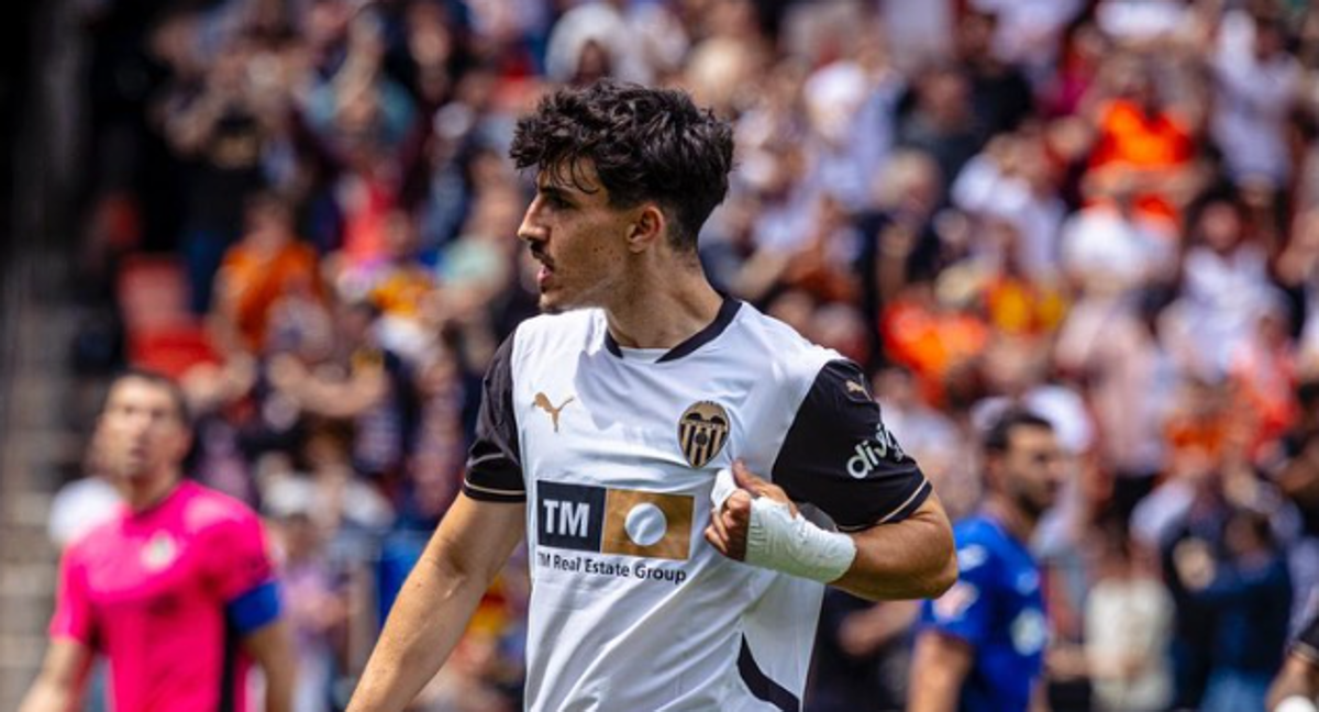 Diego López se señala el escudo del Valencia. /Valencia C.F