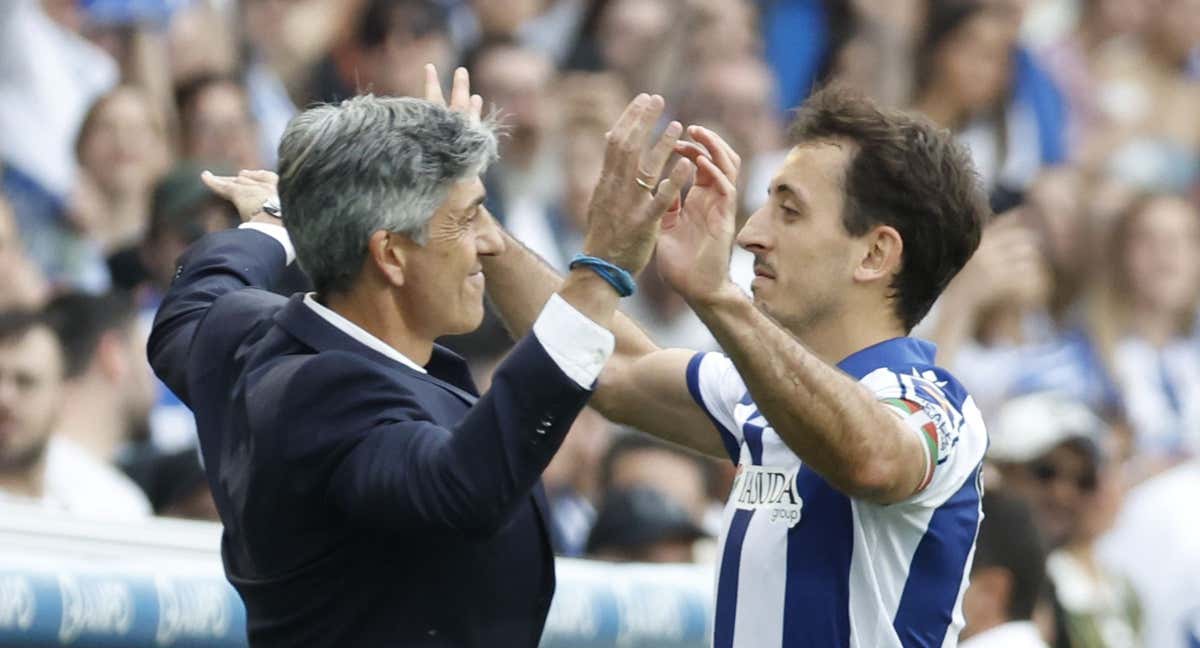 Imanol y Mikel Oyarzabal se funden en un emotivo abrazo tras el tanto del capitán frente a Girona. /EFE