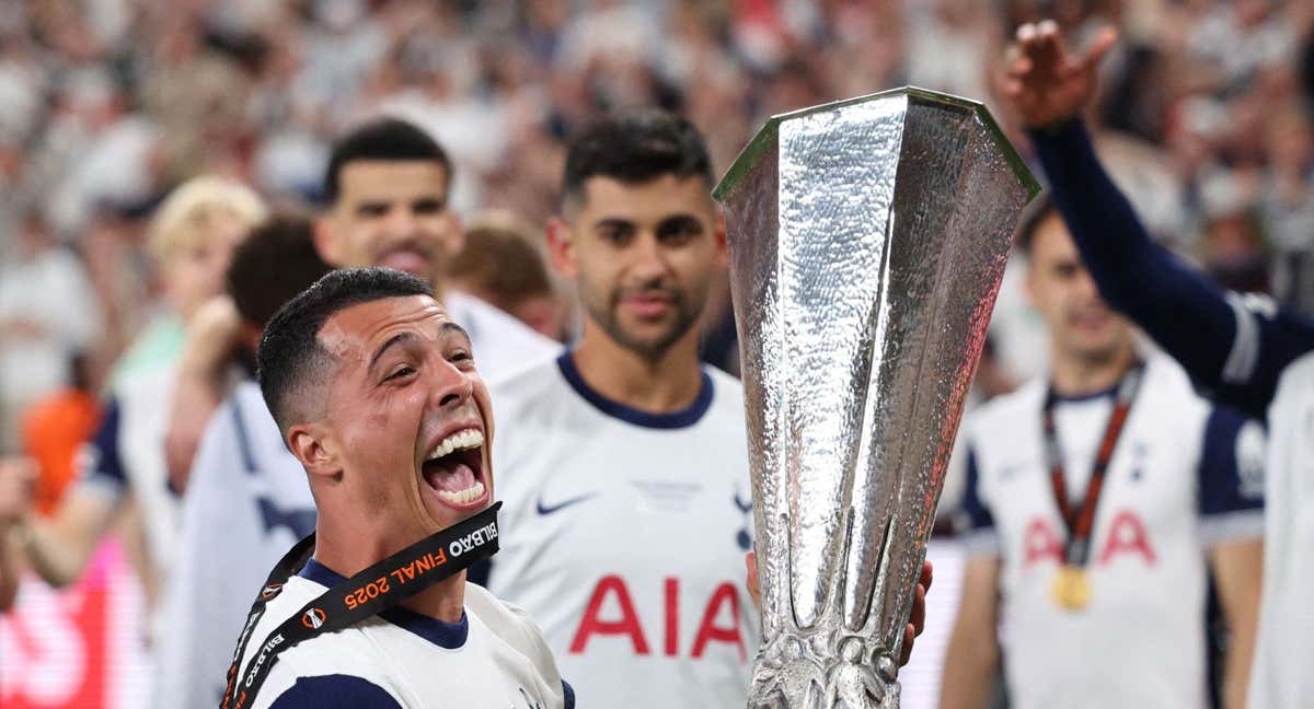Pedro Porro con el título de Europa League. /REUTERS
