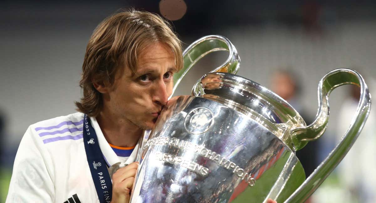 Luka Modric besando la Champions League./Getty