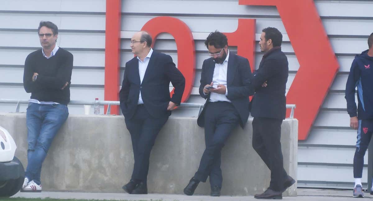 Víctor Orta, entre José Castro y José María del Nido Carrasco, en un entrenamiento./ABC