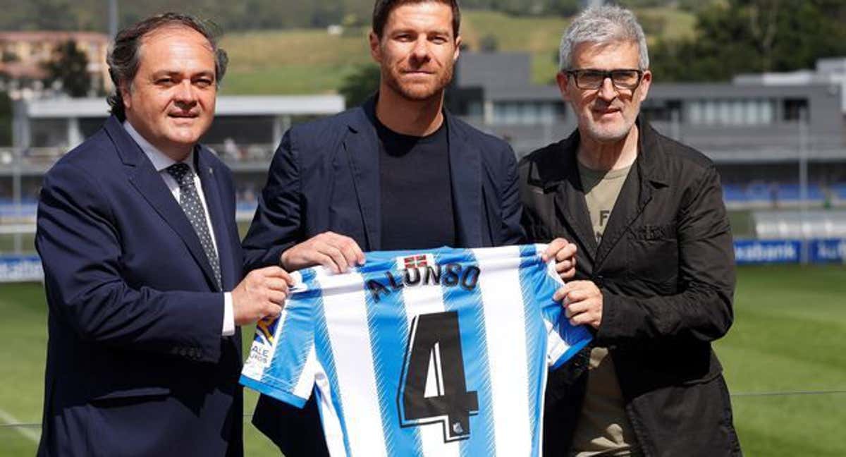Xabi Alonso junto a Aperribay y Olabe el día de su presentación como entrenador del Sanse. /RS