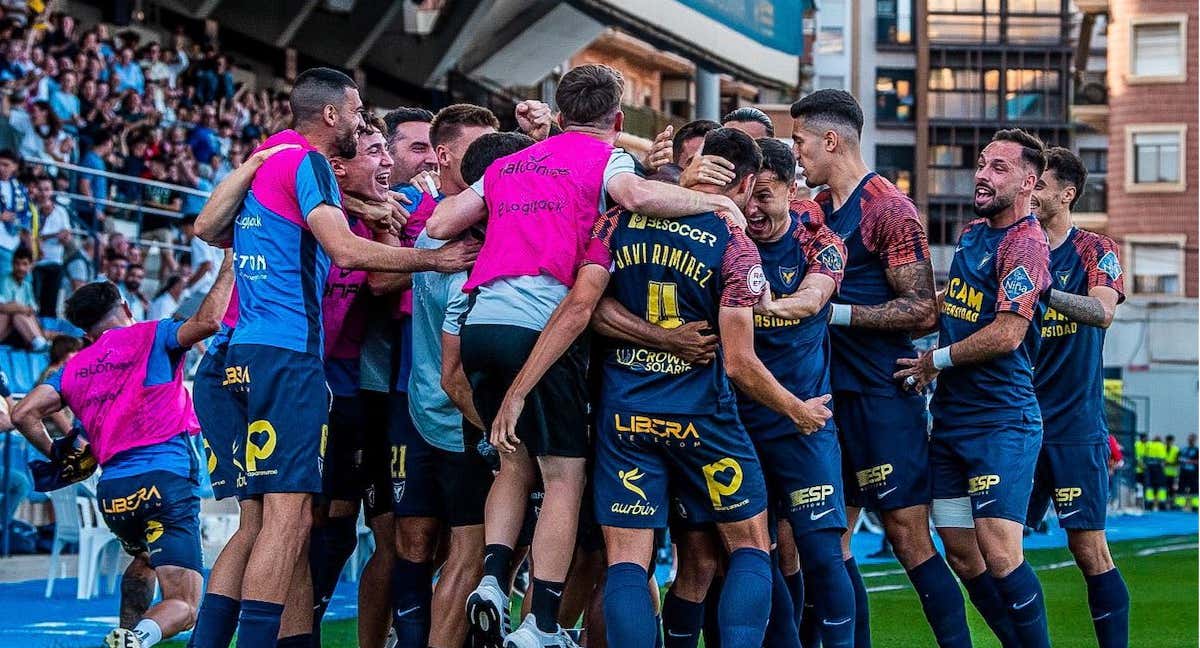 Los futbolistas del UCAM Murcia celebran el pase a la final del playoff de ascenso a Primera RFEF./UCAM MURCIA