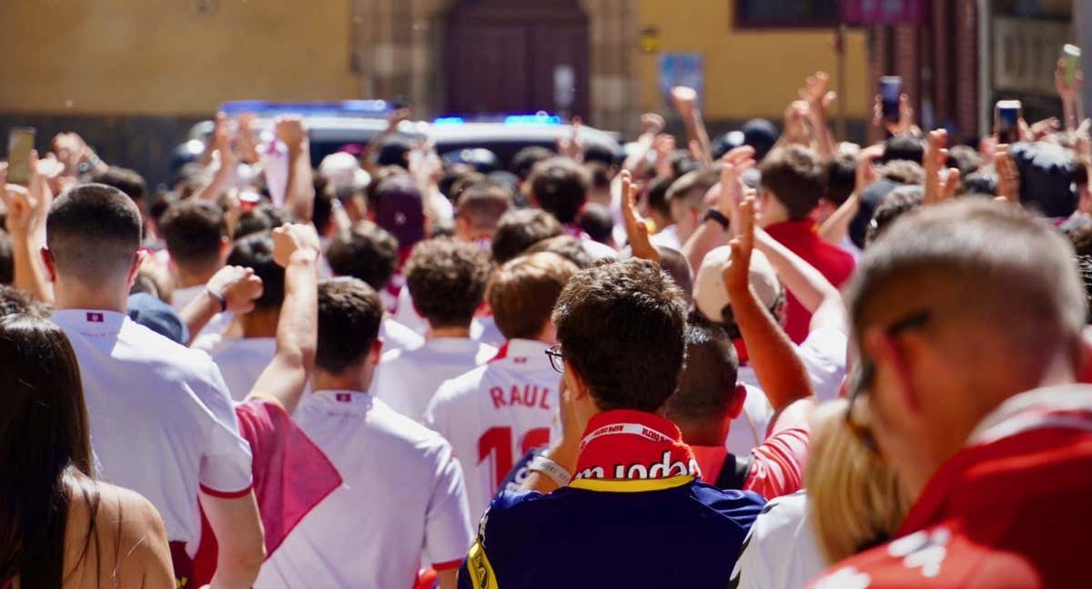 La afición de la Cultural y Deportiva Leonesa se dirige al estadio antes de enfrentarse al Andorra../Cultural y Deportiva Leonesa