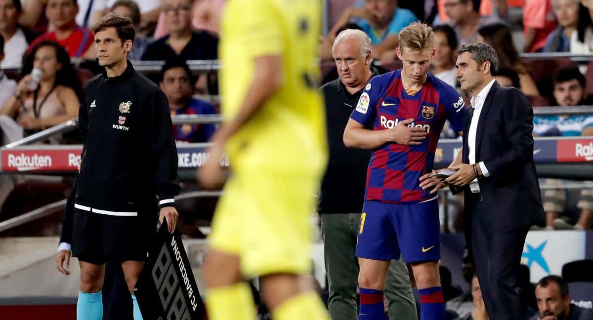 Frenkie de Jong charla con Valverde cuando coincidieron en el FC Barcelona. /GETTY