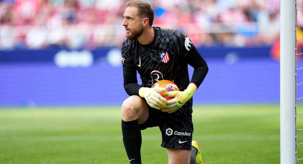Jan Oblak con el balón en las manos en el partido ante el Betis./Reuters