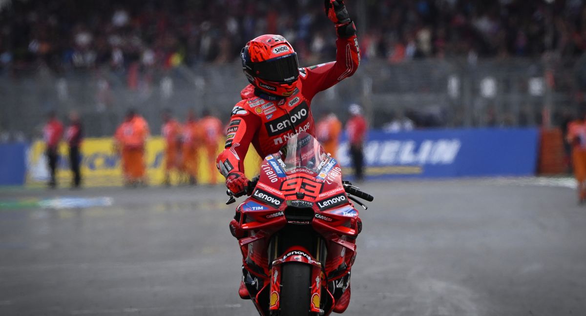 Marc Márquez se cae, le salvan… y encima hace podio: «He vuelto a fallar»