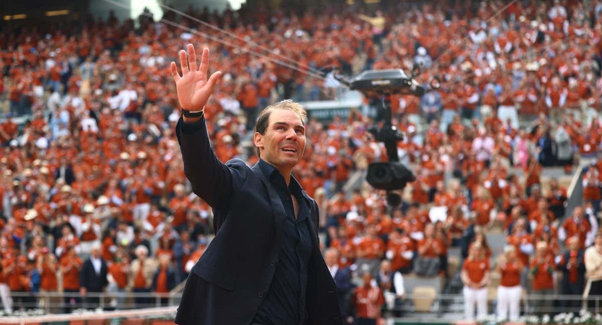 Rafael Nadal, durante el homenaje en la pista Philippe Chatrier. /Reuters
