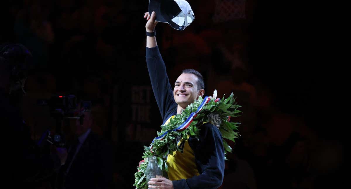 Álex Palou celebra su victoria en las 500 millas de Indianápolis en el Pacers-Knicks./Reuters