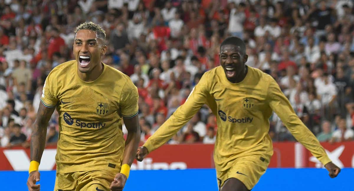 Raphinha celebra junto a Dembélé el tanto del brasileño en el Pizjuán