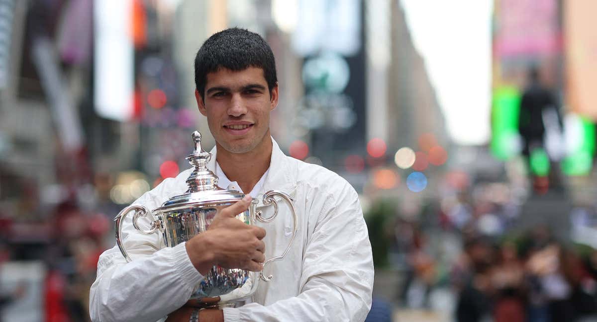 Carlos Alcaraz posa con la copa de campeón en Manhattan/GETTY