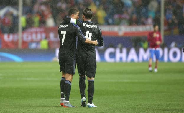 Cristiano y Sergio Ramos, en el Vicente Calderón.  GETTY