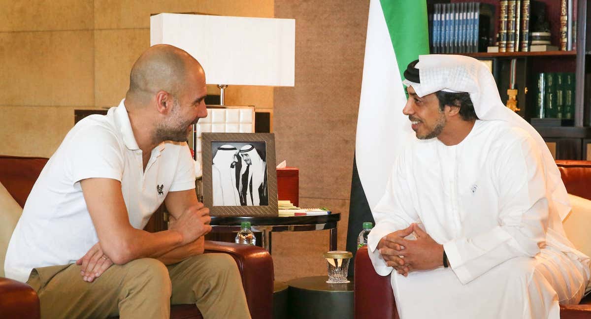 Mansour bin Zayed, dueño del City Group, junto a Pep Guardiola. /GETTY