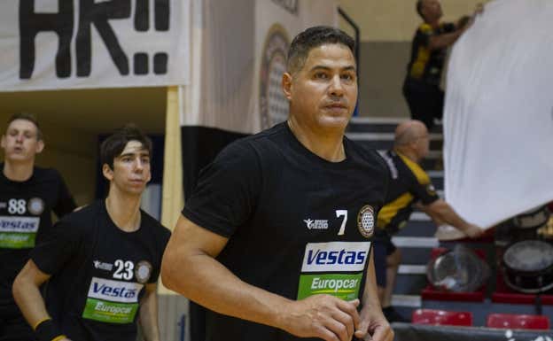 Rolando Uríos en su regreso a las pistas con el BM Alarcos ante el Caserío Ciudad Real.  EFE