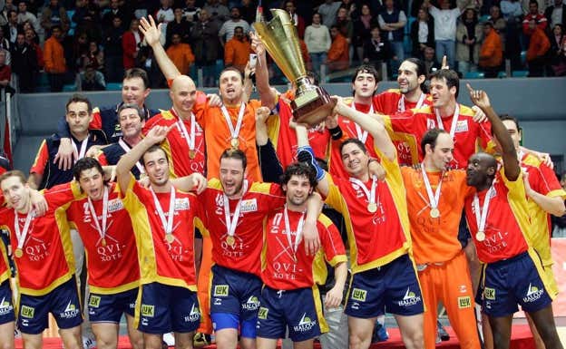 Uríos, tras proclamarse campeón del mundo con España en 2006.  GETTYIMAGES