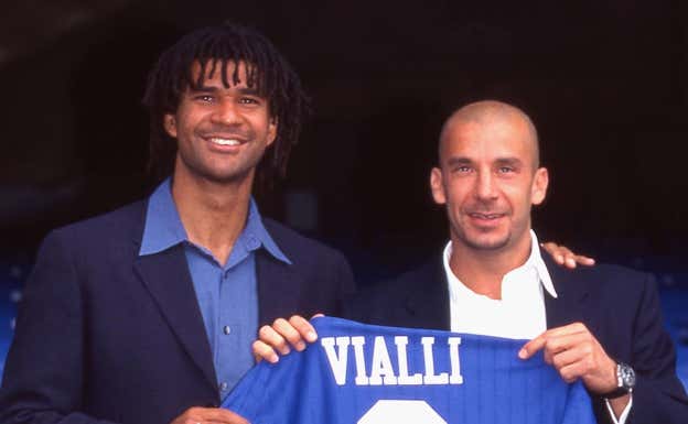 Gullit y Vialli posan con la camiseta del Chelsea. GETTY