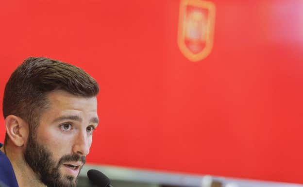 Gayà no quiere competir con Alba en el Barça. Sí debe hacerlo, por ahora, en la selección.  EFE