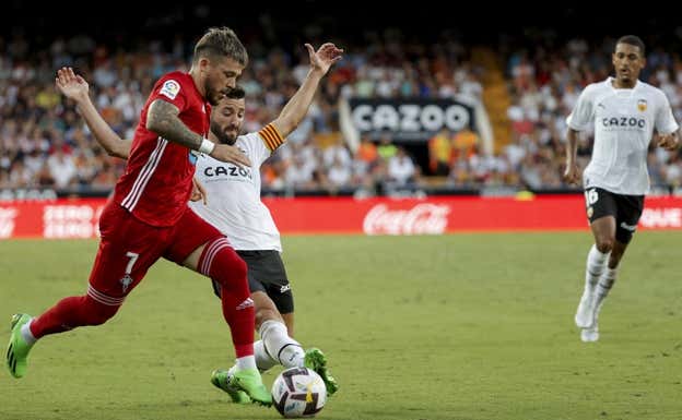 Gayà, en acción con el Valencia esta temporada.  EFE
