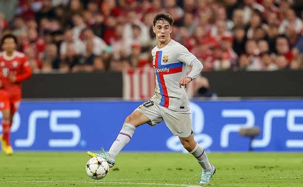 Gavi controlando el balón en el centro del campo en el partido de Champions contra el FC Bayern München.  GETTY: ROLAND KRIVEC/DEFODI IMAGES