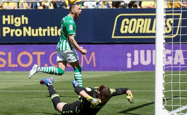 Borja Iglesias celebrando su segundo gol contra el Cádiz en el partido de LaLiga. JUANJO UBEDA/GETTY