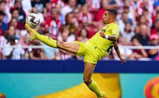 Yéremy Pino manejando el balón en el partido de LaLiga contra el Atlético de Madrid. DIEGO SOUTO/QUALITY SPORT IMAGES/GETTY