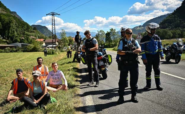 Manifestantes franceses tras cortar la carretera en la décima etapa del Tour GETTY