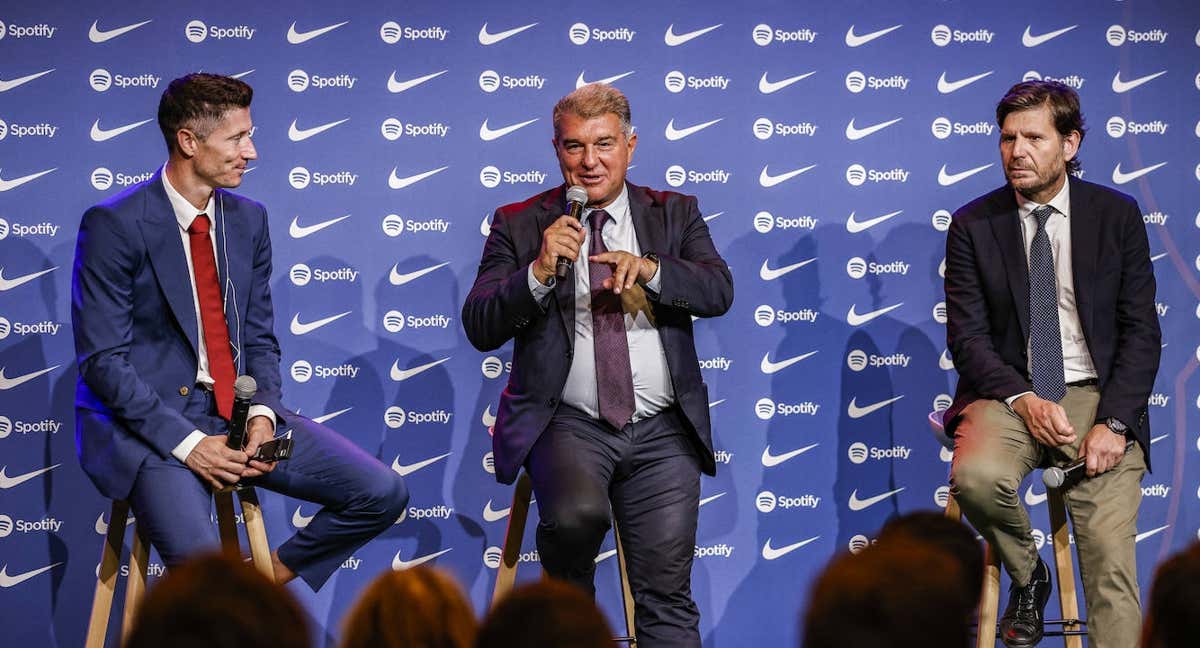 Mateu Alemany, junto a Joan Laporta y Robert Lewandowski durante la presentación del delantero polaco. /GETTY