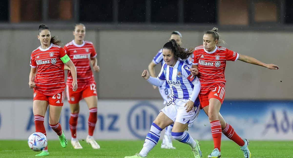 Nerea Eizagirre pugna por un balón ante la atenta mirada de las futbolistas del Bayern. /GETTY IMAGES