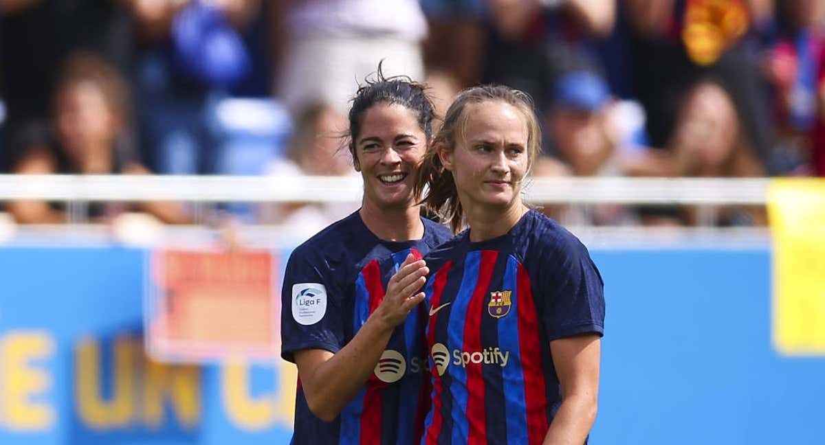 Hansen y Marta Torrejón celebran uno de los siete goles del Barça ante el Madrid CFF. /getty images
