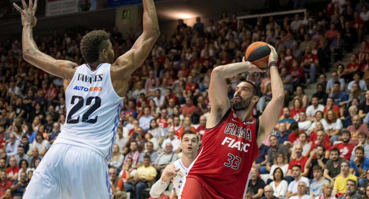 Marc Gasol anota frente a Tavares en el primer partido de la temporada en la ACB. /acb media