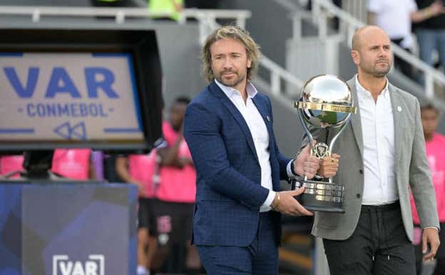 Miguel Ángel Ramírez fue el encargado de portar el trofeo en la previa de la Final. AFP