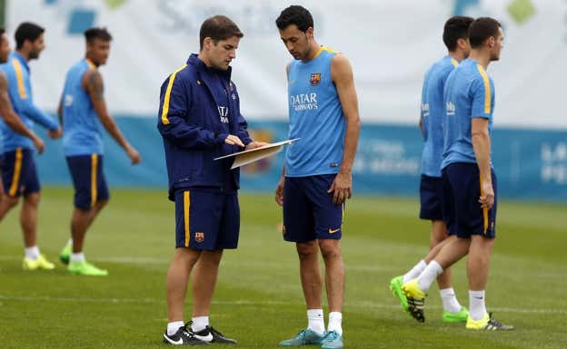 Robert Moreno y Sergio Busquets conversan durante un entrenamiento.  FC BARCELONA
