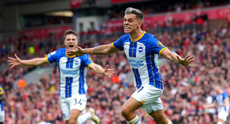 Leandro Trossard celebra un gol en Anfield.