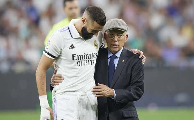 Benzema, con Amancio. GETTY