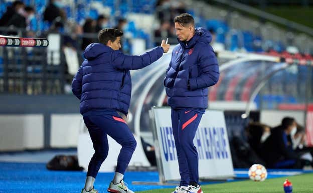 Ricardo Ortega, a la izquierda, conversa con Torres durante un partido de la 22-23.  GETTY